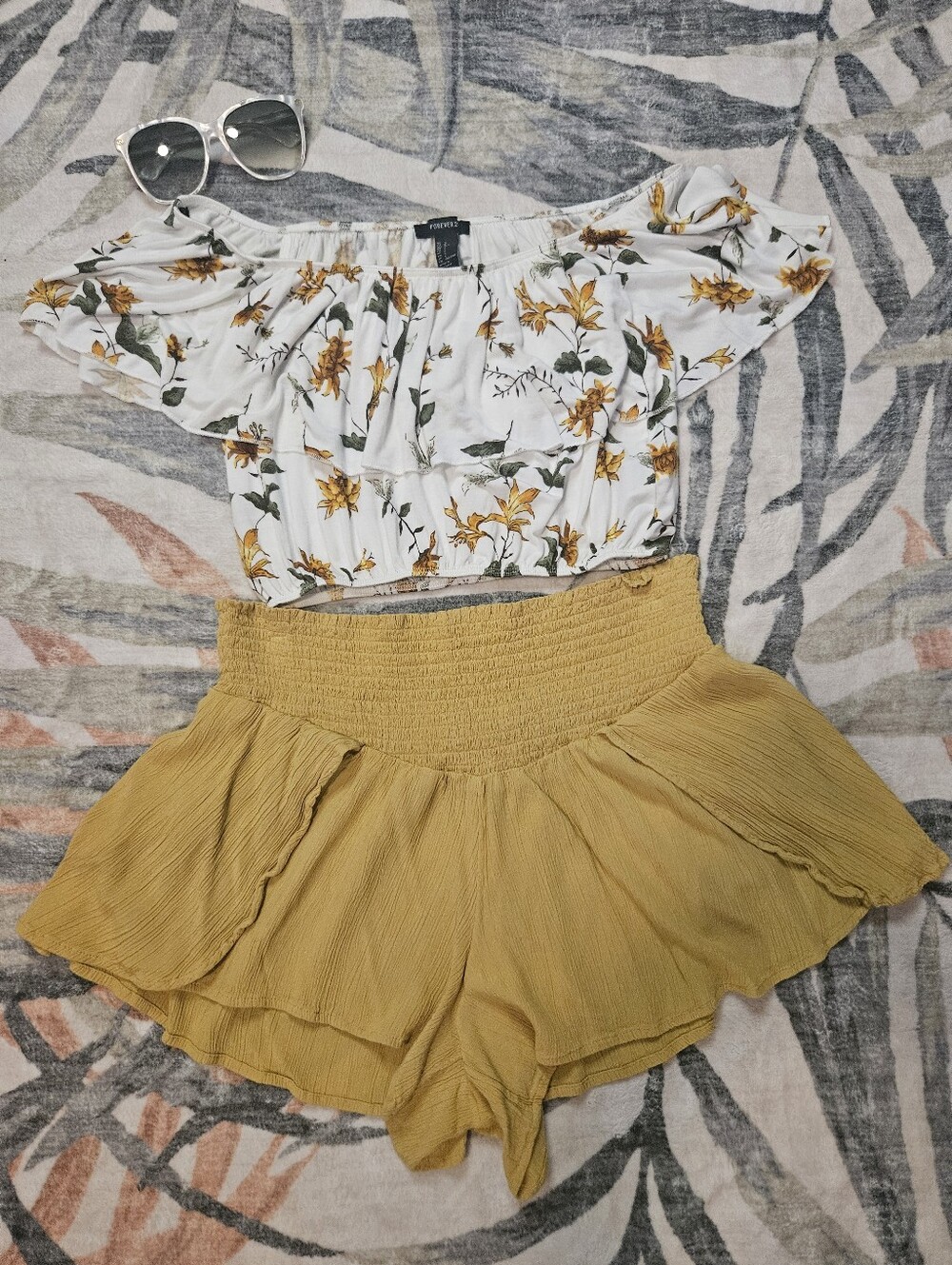 3 Pc Hot Summer Outfit - Open Leg Shorts, Ruffle Crop Top, And Gucci Sunglasses